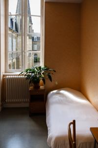 Chambres d'hotes/B&B Espace Bernadette Soubirous Nevers : Chambre Simple avec Salle de Bains Commune