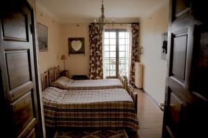 Hotel Auberge De La Madone : Chambre Lits Jumeaux Provençale avec Balcon et Vue sur la Vallée