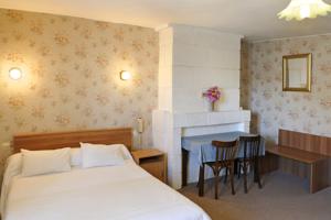 Hotel Logis Hostellerie Du Cheval Blanc : Chambre Triple