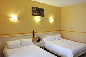 Hotel Logis Hostellerie Du Cheval Blanc : Chambre Quadruple