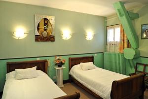 Hotel Logis Hostellerie Du Cheval Blanc : Chambre Lits Jumeaux