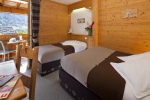 Hotel Logis La Croix-Saint-Maurice : Chambre Triple avec Balcon & Vue sur Montagne