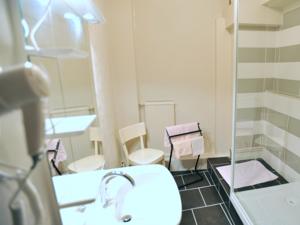 Hotel du Commerce : Chambre Double ou Lits Jumeaux avec Toilettes et Salle de Bains Communes