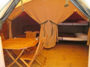 Hebergement Camping Val de Boutonne : photos des chambres