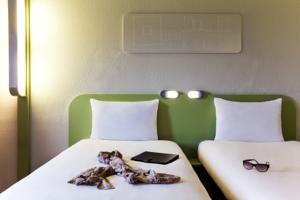Hotel ibis budget Saint Quentin Yvelines - Velodrome : Chambre Triple avec Lits Jumeaux et Lit Superposé (2 Adultes)