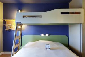 Hotel ibis budget Saint Quentin Yvelines - Velodrome : Chambre Triple avec Lit Superposé