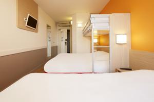 Hotel Premiere Classe Valence Nord - Saint Marcel Les Valence : Chambre Quadruple avec 1 Lit Double et 2 Lits Simples