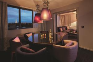 Hotel Crowne Plaza Paris - Neuilly : Suite Lit King-Size de Luxe - Vue sur Tour Eiffel - Non-Fumeurs