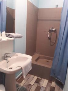 Hotel du Commerce : Chambre Double avec Toilettes Communes
