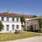 Hebergement Four-Bedroom Holiday Home in Champmillon : photos des chambres