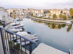 Hebergement Three-Bedroom Holiday home Aigues-Mortes 0 05 : photos des chambres