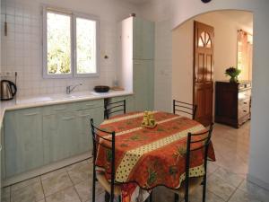 Hebergement Holiday Home Sabran with Fireplace I : photos des chambres
