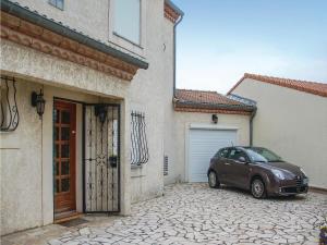 Hebergement Four-Bedroom Holiday Home in Milhaud : photos des chambres
