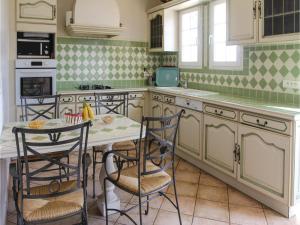Hebergement Four-Bedroom Holiday Home in Rochefort du Gard : photos des chambres