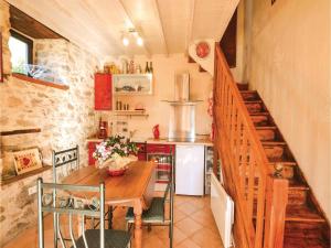 Hebergement Two-Bedroom Holiday Home in Razecueille : photos des chambres