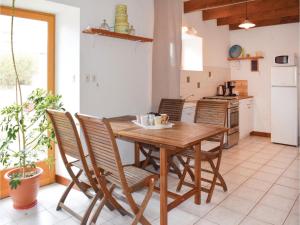 Hebergement Two-Bedroom Holiday Home in Pommerit le Vicomte : photos des chambres