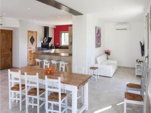 Hebergement Four-Bedroom Holiday Home in Charols : photos des chambres