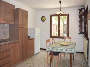 Hebergement One-Bedroom Holiday Home in Pelissanne : photos des chambres