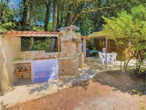 Hebergement One-Bedroom Holiday Home in Saint Micheol d'Euzet : photos des chambres