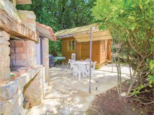 Hebergement One-Bedroom Holiday Home in Saint Micheol d'Euzet : photos des chambres