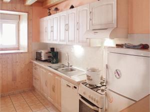 Hebergement Three-Bedroom Holiday Home in Landos : photos des chambres