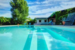 Hebergement Salvagnac-Cajarc Villa Sleeps 16 Pool WiFi : photos des chambres
