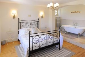 Hebergement Mirandol-Bourgnounac Villa Sleeps 14 Pool WiFi : photos des chambres