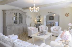 Hebergement Mirandol-Bourgnounac Villa Sleeps 14 Pool WiFi : photos des chambres