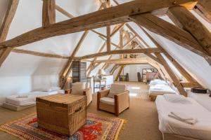 Hebergement Cussy-le-Chatel Chateau Sleeps 20 Pool WiFi : photos des chambres