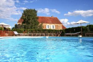 Hebergement Cussy-le-Chatel Chateau Sleeps 20 Pool WiFi : photos des chambres
