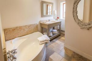 Hebergement Pomayrede Chateau Sleeps 16 Pool Air Con : photos des chambres