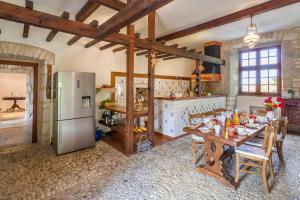 Hebergement Pomayrede Chateau Sleeps 16 Pool Air Con : photos des chambres