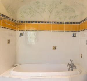 Hebergement Lamonzie-Montastruc Chateau Sleeps 20 Pool WiFi : photos des chambres