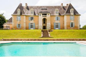 Hebergement Les Taleyrandies Chateau Sleeps 16 Pool WiFi : photos des chambres