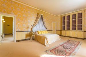 Hebergement Fontet Chateau Sleeps 17 Pool Air Con WiFi : photos des chambres