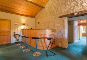 Hebergement Fontet Chateau Sleeps 17 Pool Air Con WiFi : photos des chambres
