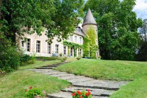 Hebergement Paray-le-Fresil Chateau Sleeps 15 Pool WiFi : photos des chambres