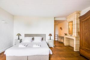 Hebergement Montignac-le-Coq Chateau Sleeps 12 Pool : photos des chambres