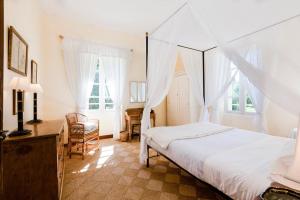Hebergement Saint-Colomb-de-Lauzun Chateau Sleeps 12 Pool WiFi : photos des chambres