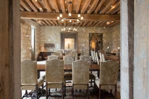 Hebergement Mailly-le-Chateau Chateau Sleeps 40 Pool Air Con : photos des chambres