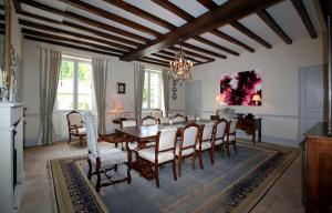 Hebergement Chizeray Chateau Sleeps 14 Pool WiFi : photos des chambres