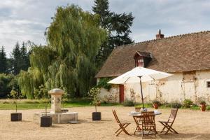 Hebergement Saint-Jean-du-Bois Chateau Sleeps 15 Pool WiFi : photos des chambres