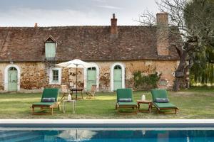Hebergement Saint-Jean-du-Bois Chateau Sleeps 15 Pool WiFi : photos des chambres