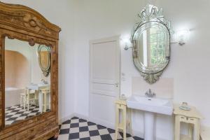 Hebergement Castelnau-Picampeau Chateau Sleeps 17 Pool WiFi : photos des chambres