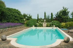 Hebergement Les Pourroux Villa Sleeps 8 Pool Air Con WiFi : photos des chambres