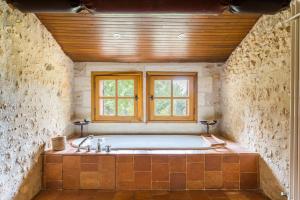 Hebergement Mauzac-et-Grand-Castang Villa Sleeps 16 Pool WiFi : photos des chambres