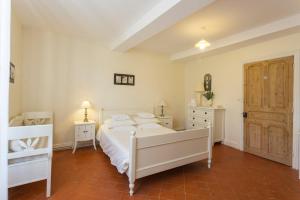 Hebergement Olonzac Villa Sleeps 8 Pool WiFi : photos des chambres