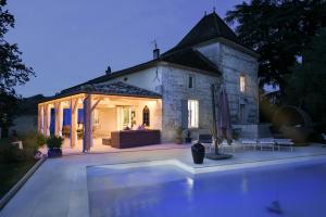 Hebergement Castelmoron-sur-Lot Chateau Sleeps 20 Pool WiFi : photos des chambres