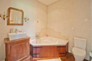 Hebergement Jaulnay Chateau Sleeps 14 Pool WiFi : photos des chambres