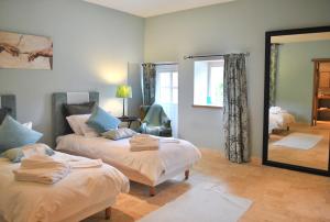 Hebergement Marigny-le-Cahouet Villa Sleeps 12 Pool WiFi : photos des chambres
